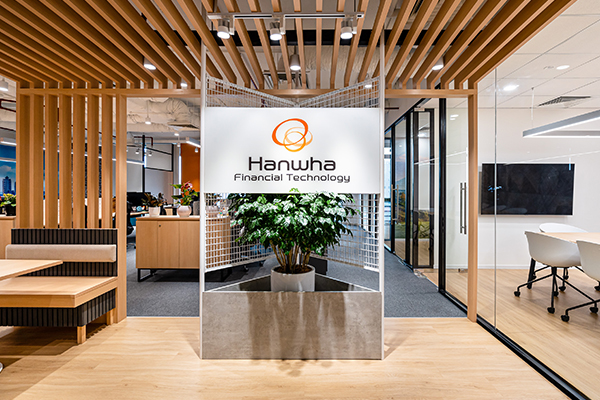 Văn phòng Hanwha - Bảng hiệu